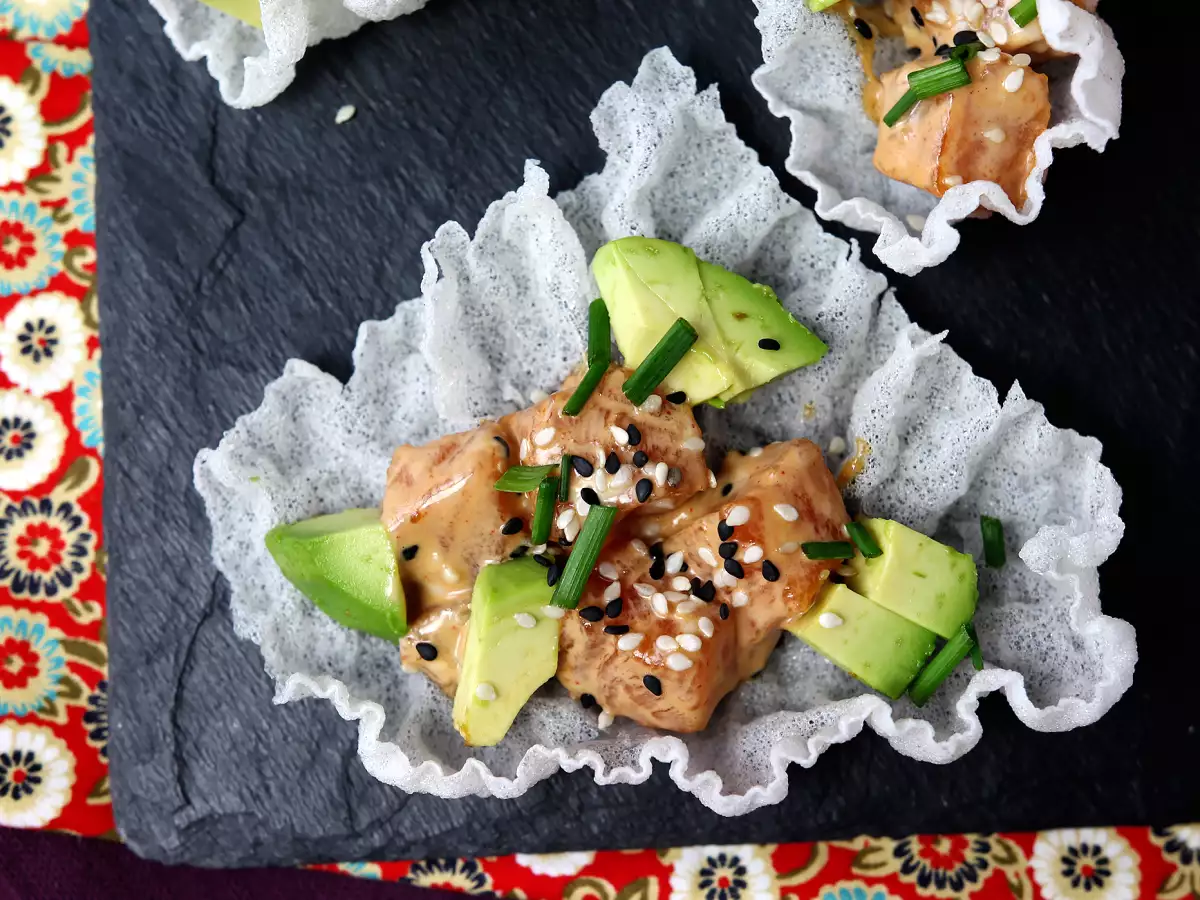 Recette Tacos en version asiatique: tartare de saumon dans une chips de riz