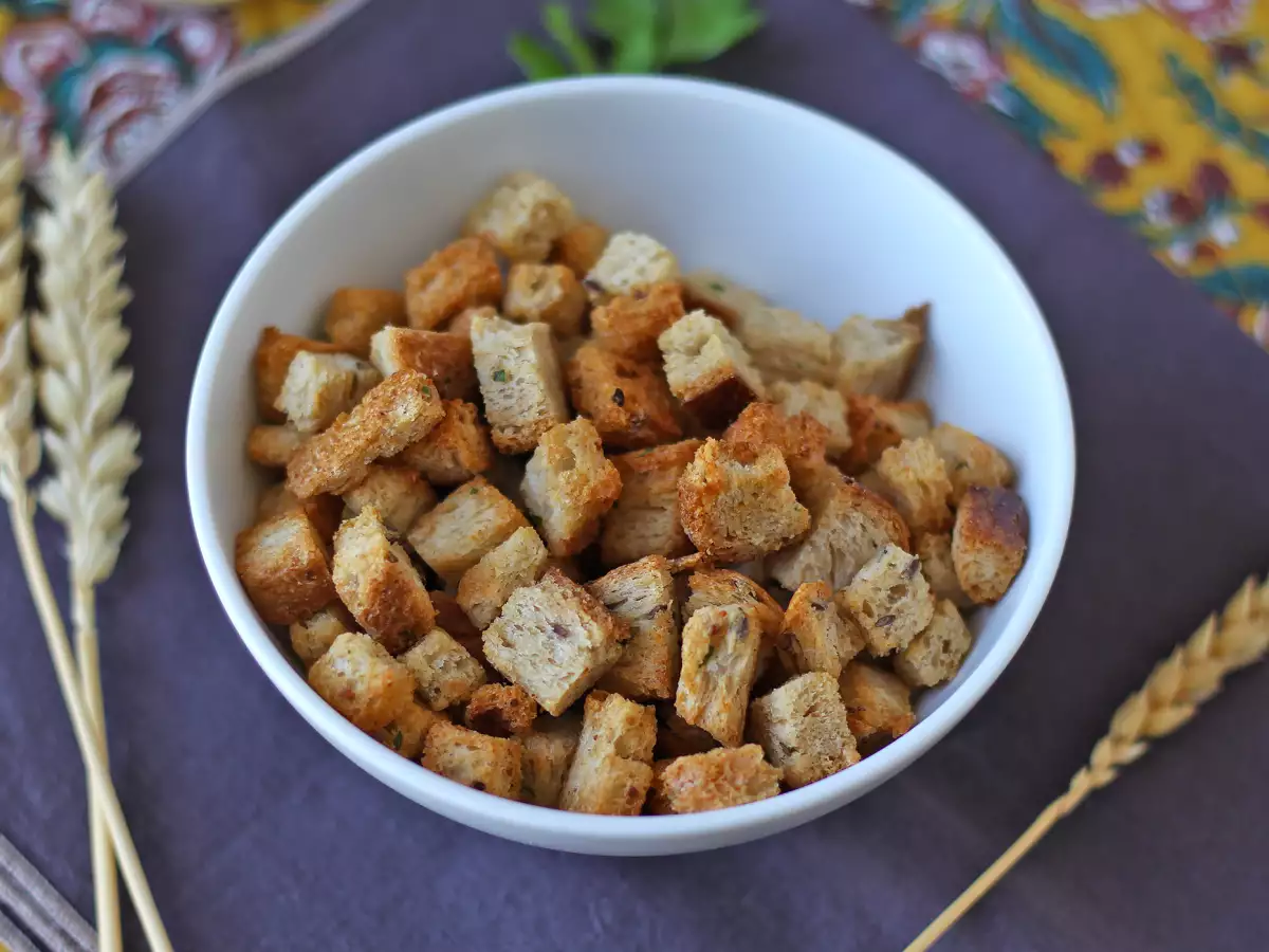 Recette Croûtons aux herbes au air fryer : croustillants, rapides et anti-gaspi !