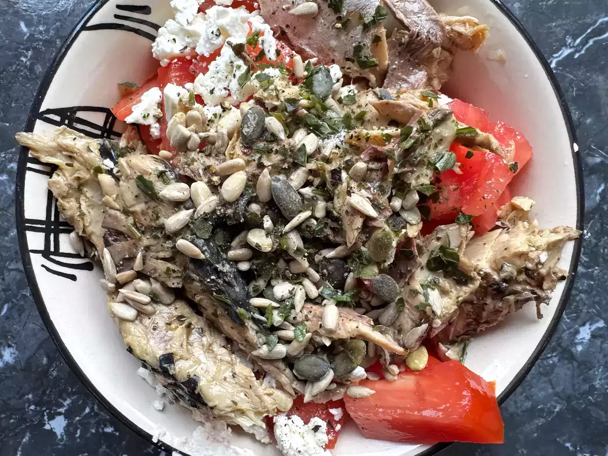 Recette Transforme ta boite de maquereau en salade avec de la tomate et de la feta!