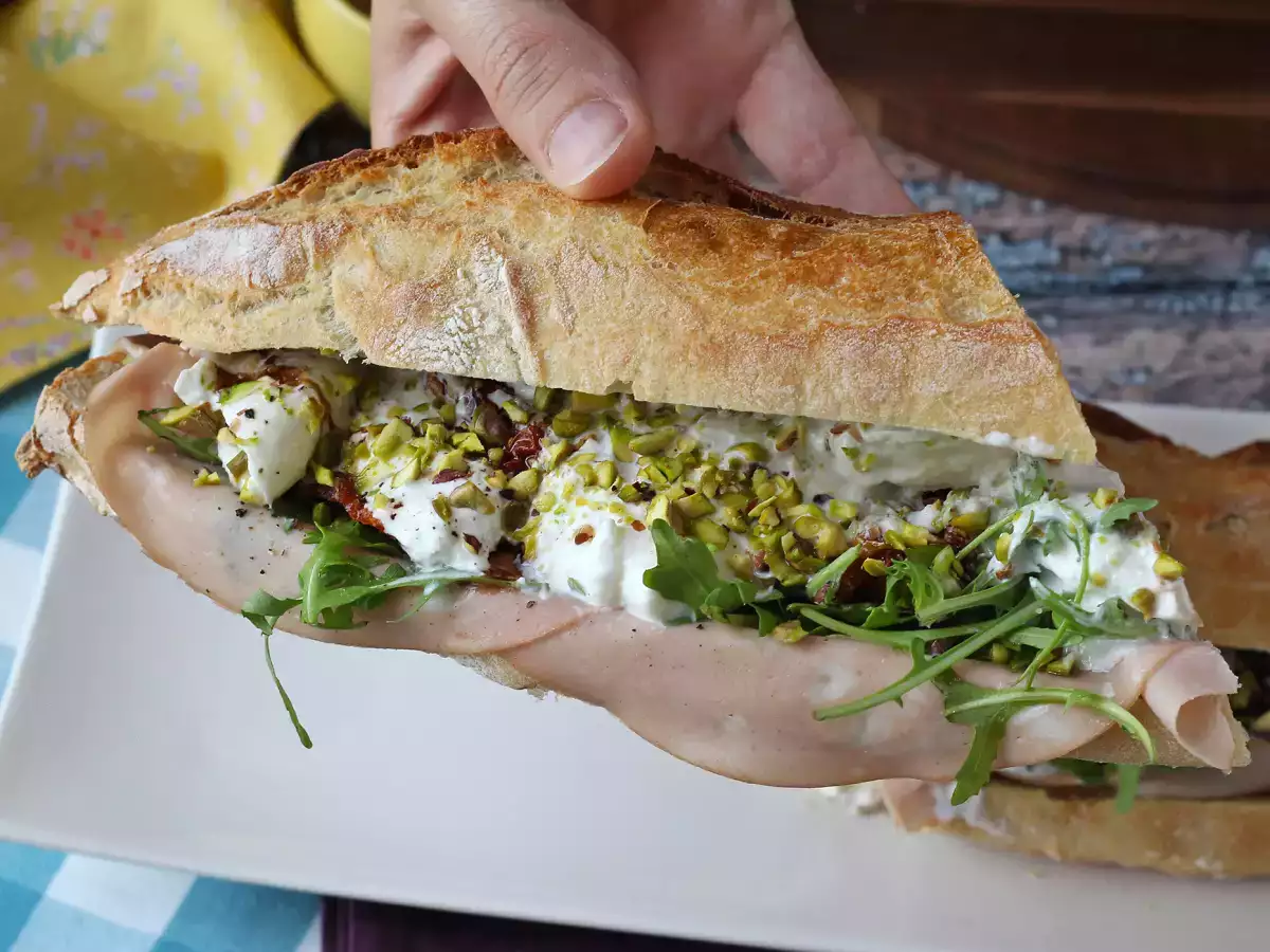 Recette Sandwich à l'italienne ultra gourmand à la mortadelle et burrata