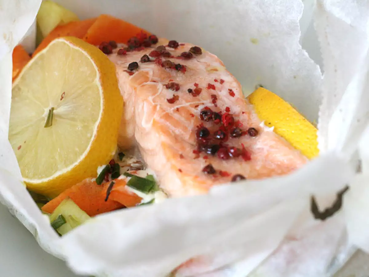 Recette Papillote de saumon aux légumes & aux baies roses