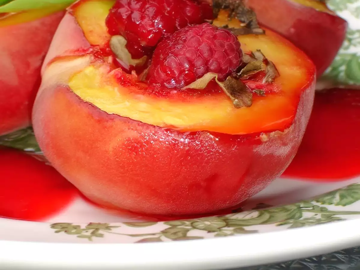 Recette Pêches rôties aux framboises et basilic