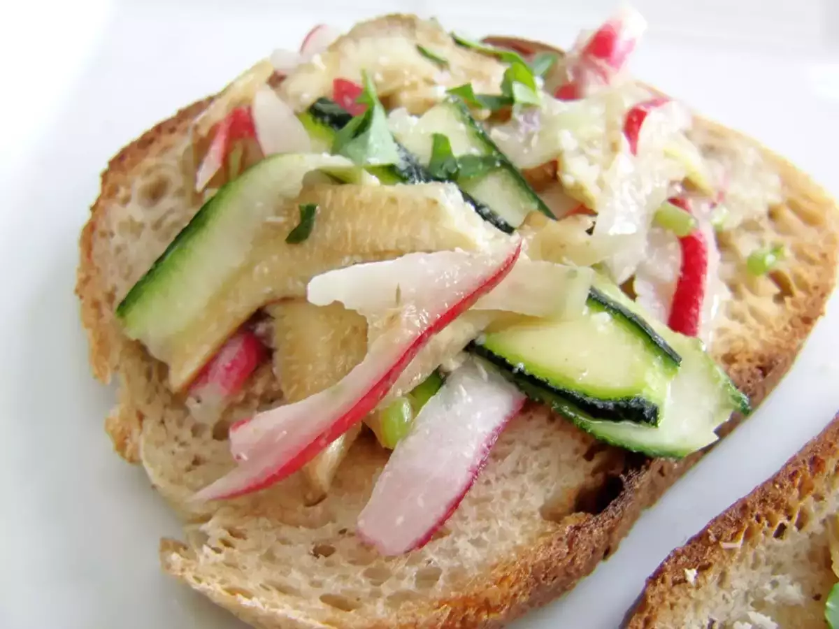 Recette Tartine croquante à l'artichaut, radis & courgette...