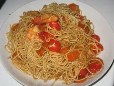 Recette Nouilles chinoises aux carottes, tomates cerise & crevettes