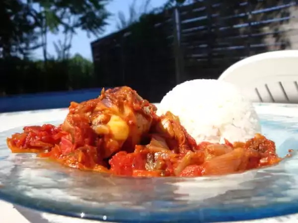 Recette Cuisses de poulet à la sauce tomate pimentée et aux poireaux caramélisés