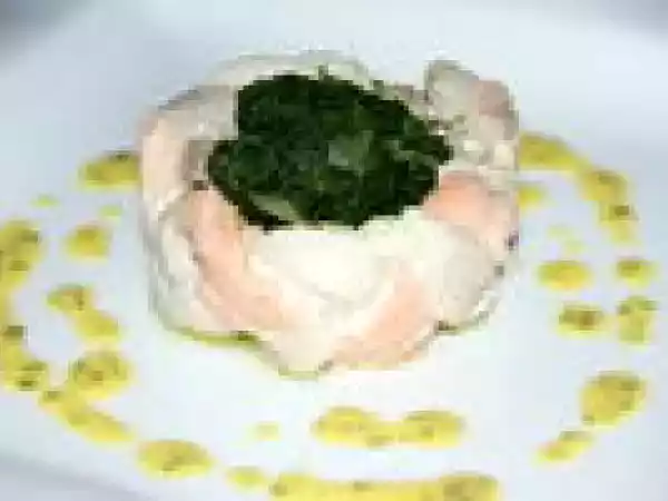 Recette Couronne tressée de poissons aux épinards, sauce à la coriandre