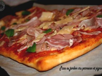 Recette Pizza au jambon cru parmesan et pignons de pin