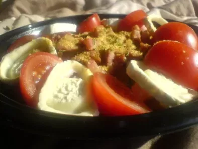 Recette Petite salade sans prétention... tomates chèvre sauce miel...