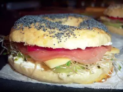 Recette Bagels maison en version sandwich jambon cru-fromage-graines germées...