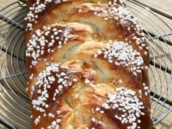 Recette ^^natte briochée à la pâte d'amande et au sucre perlé/eiguisheim (alsace)^^