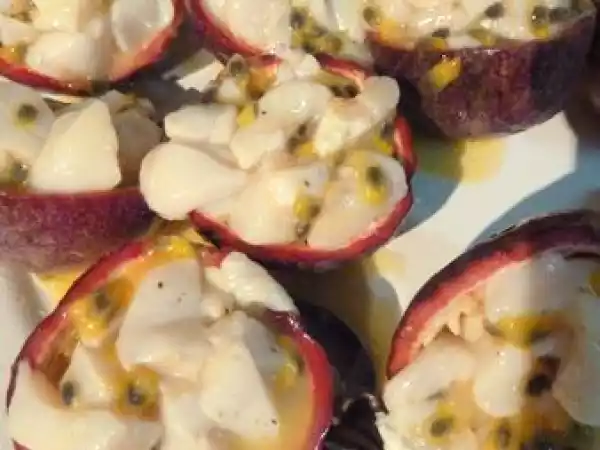 Recette Tartare de st jacques en coque de fruits de la passion