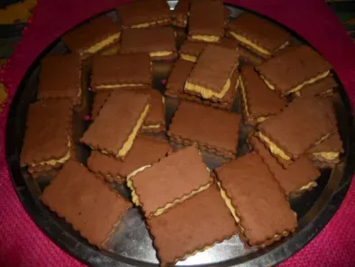 Recette Biscuits au chocolat fourrés à la crème vanille