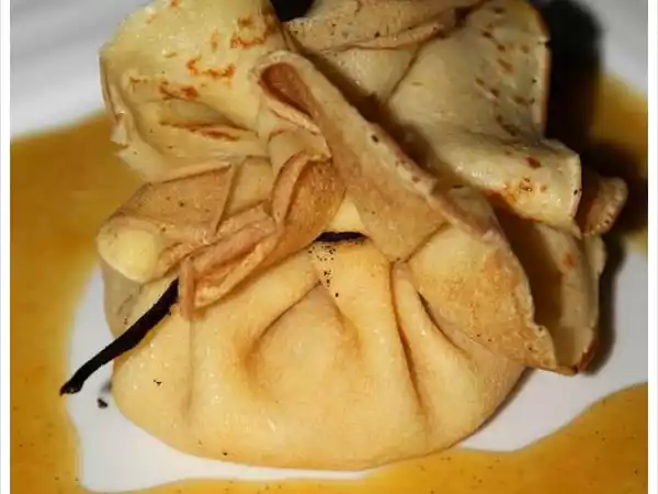 Recette Aumônière aux pommes caramélisées, sauce caramel à l'orange et grand marnier