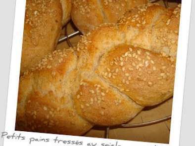 Recette Petits pains tressés seigle, yaourt et miel .