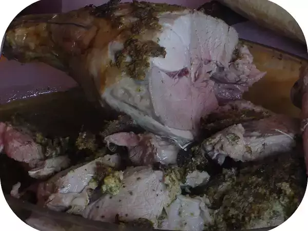 Recette Gigot d'agneau en croûte de moutarde, herbes & parmesan