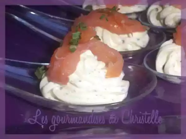 Recette Cuillères apéritives à la mousse de fromage ail et fines herbes et au saumon