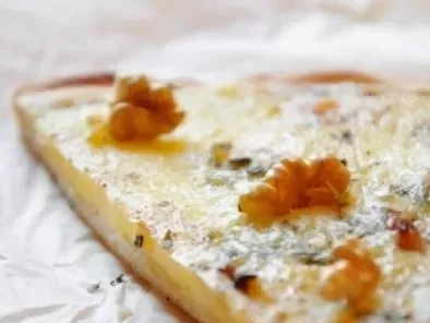 Recette Pizza auvergnate (bleu, cantal, tomme & noix)