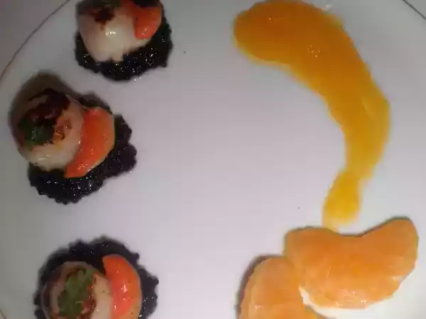 Recette Saint-jacques au beurre de clémentines sur lit de perles noires