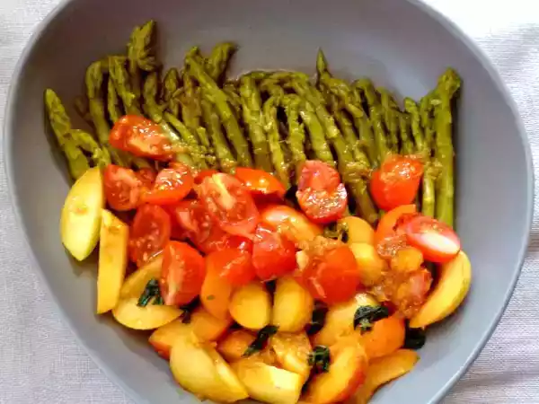 Recette Salade d'asperges tomates abricots & basilic, sauce orange et vinaigre balsamique