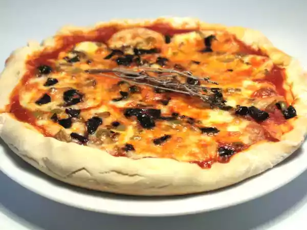 Recette Pizza à la mozzarella fumée au thym & aux olives