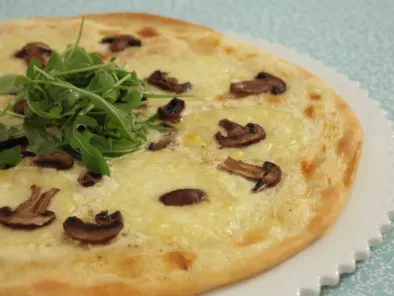 Recette Pizza blanche à l'huile de truffe & roquette