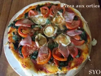 Recette Pizza aux orties, tomate, bacon et chèvre, cuite sur pierre