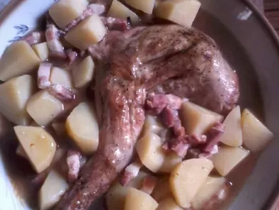 Recette Épaule de lapin en sauce, ses lardons de poitrine fumée et ses pommes de terre