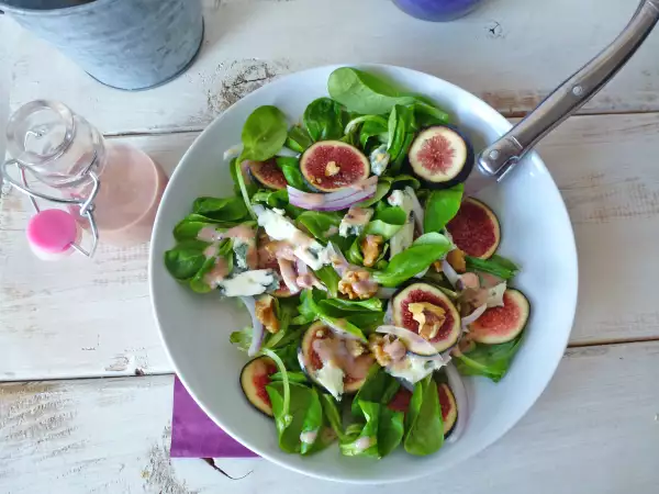 Recette Salade de figues, noix et fromage de brebis. sauce légère au yaourt de soja.