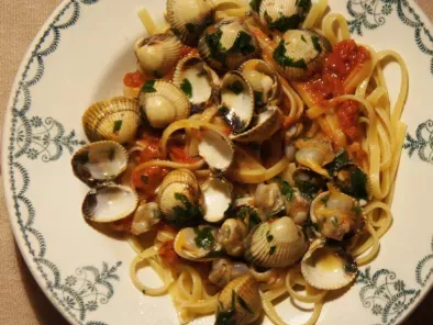Recette Spaghettis aux coques, sauce à la tomate, à l’ail et au persil
