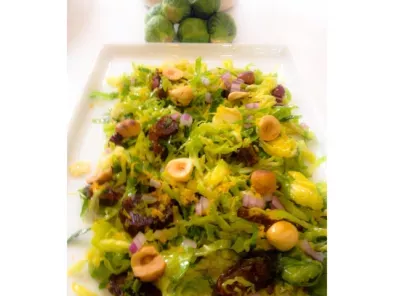 Recette Salade de chou de bruxelles crus aux noisettes et dattes
