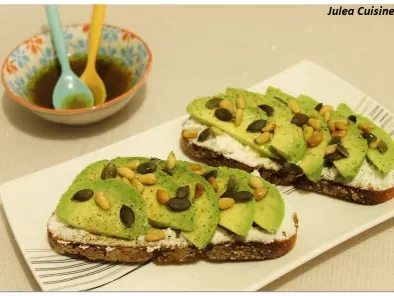Recette Avocado toast : avocats, chèvre frais, et graines