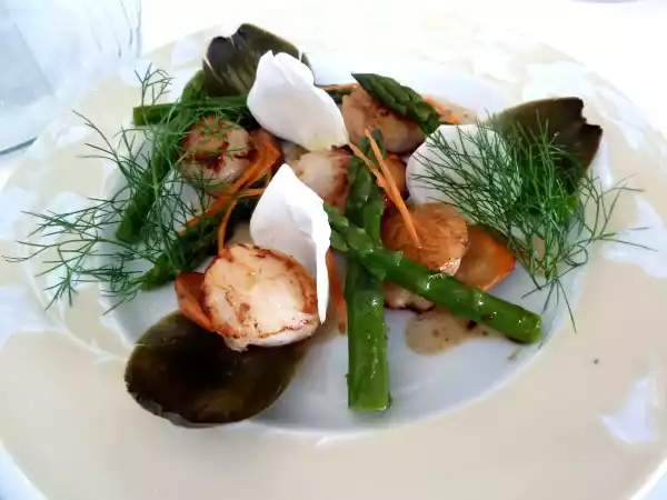 Recette Salade de st jacques et d'asperges vertes au vinaigre balsamique