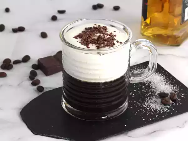 Recette Irish coffee (café avec du whisky et de la crème fouettée)