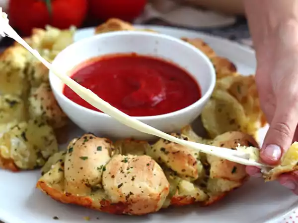 Recette Couronne pizza garnie de mozzarella