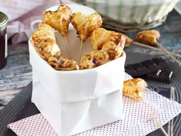 Recette Coeurs feuilletés extra croustillants pie pops à la framboise et chocolat