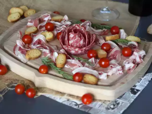 Recette Comment faire un plateau de charcuterie? pliage en forme de rose !