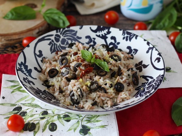 Salade de riz méditerranéenne: thon, olive, tomates séchées et citron