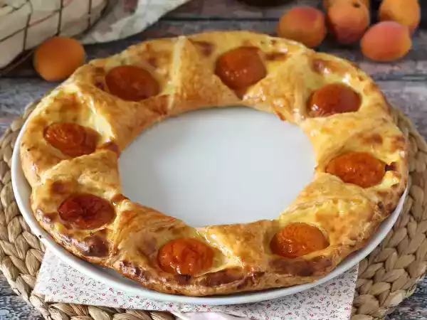 Recette Tarte oranaise - pâte feuilletée, crème pâtissière et abricots