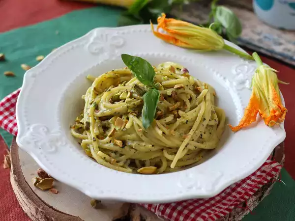 Recette Pâtes aux fleurs de courgettes, ricotta et pistaches