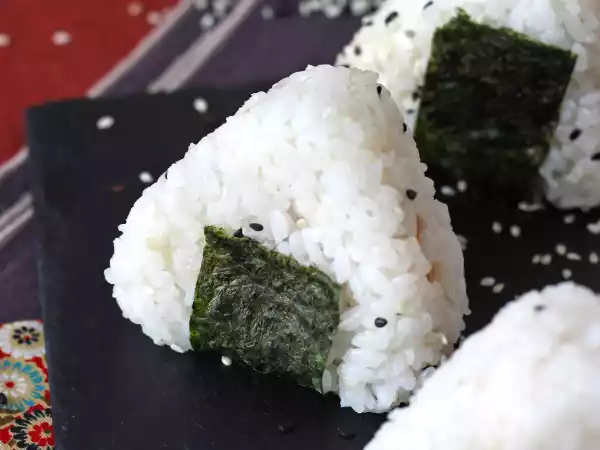 Recette Onigiri au thon, le petit sandwich de riz triangulaire japonais - おにぎり