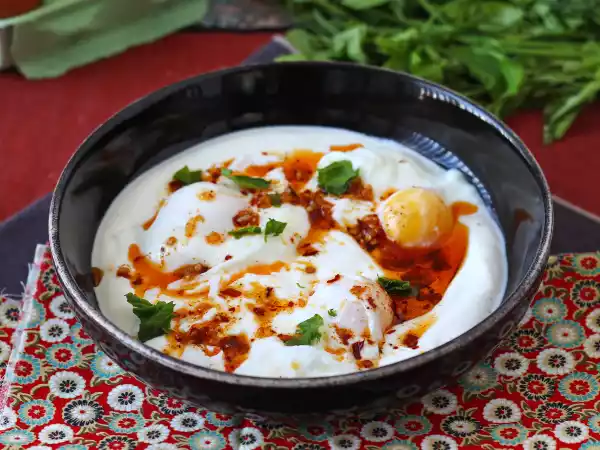 Recette Œufs à la turque sur une base de yaourt et son huile piquante - çilbir