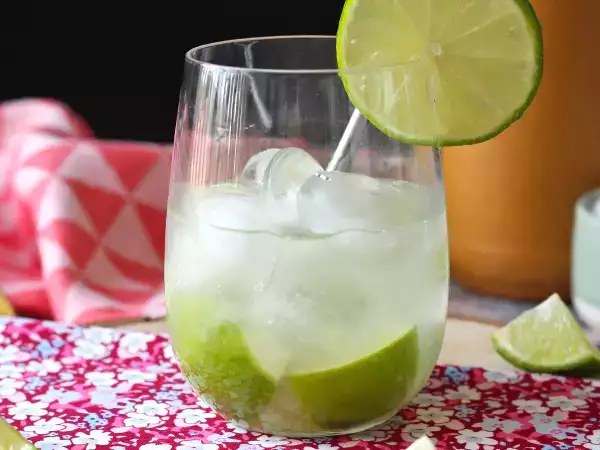 Recette Caipirinha au citron vert : la boisson brésilienne facile à préparer