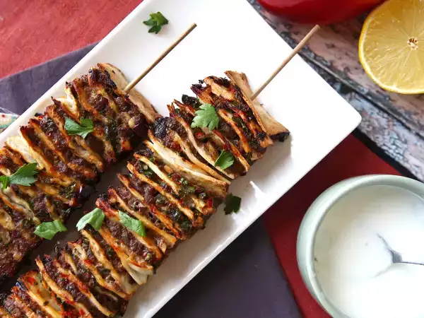 Recette Lavash kebab avec des tortillas, les fameuses brochettes faciles cuites au four!