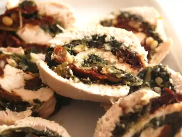 Recette Roulé de poulet aux épinards, tomates séchées et pignons