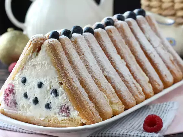 Recette Pas besoin de moule pour réaliser cette bûche aux fruits rouges!