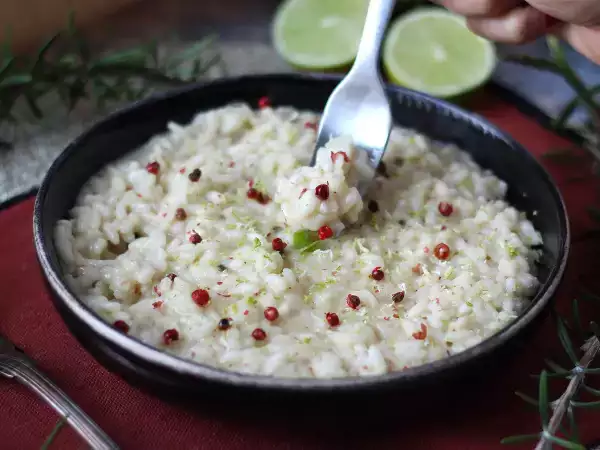Recette Risotto au citron vert et au poivre rose : une recette végétarienne raffinée