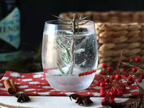 Recette Cocktail avec un sapin enneigé à l'intérieur