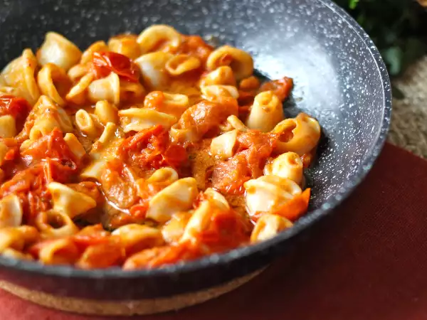 Recette Calamars à la tomate : simples, parfumés et parfaits avec des pâtes ou du riz