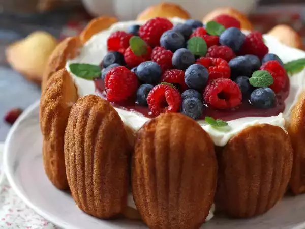 Recette Charlotte aux fruits rouges avec des madeleines