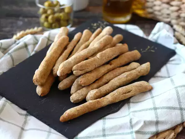 Recette Gressins maison aux herbes : simples à faire et hyper croustillants !